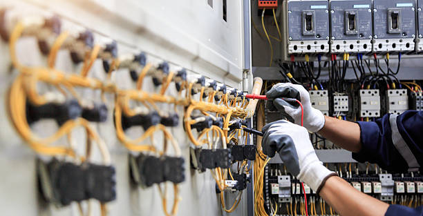 Professional Electrician technician working in Salisbury, MO